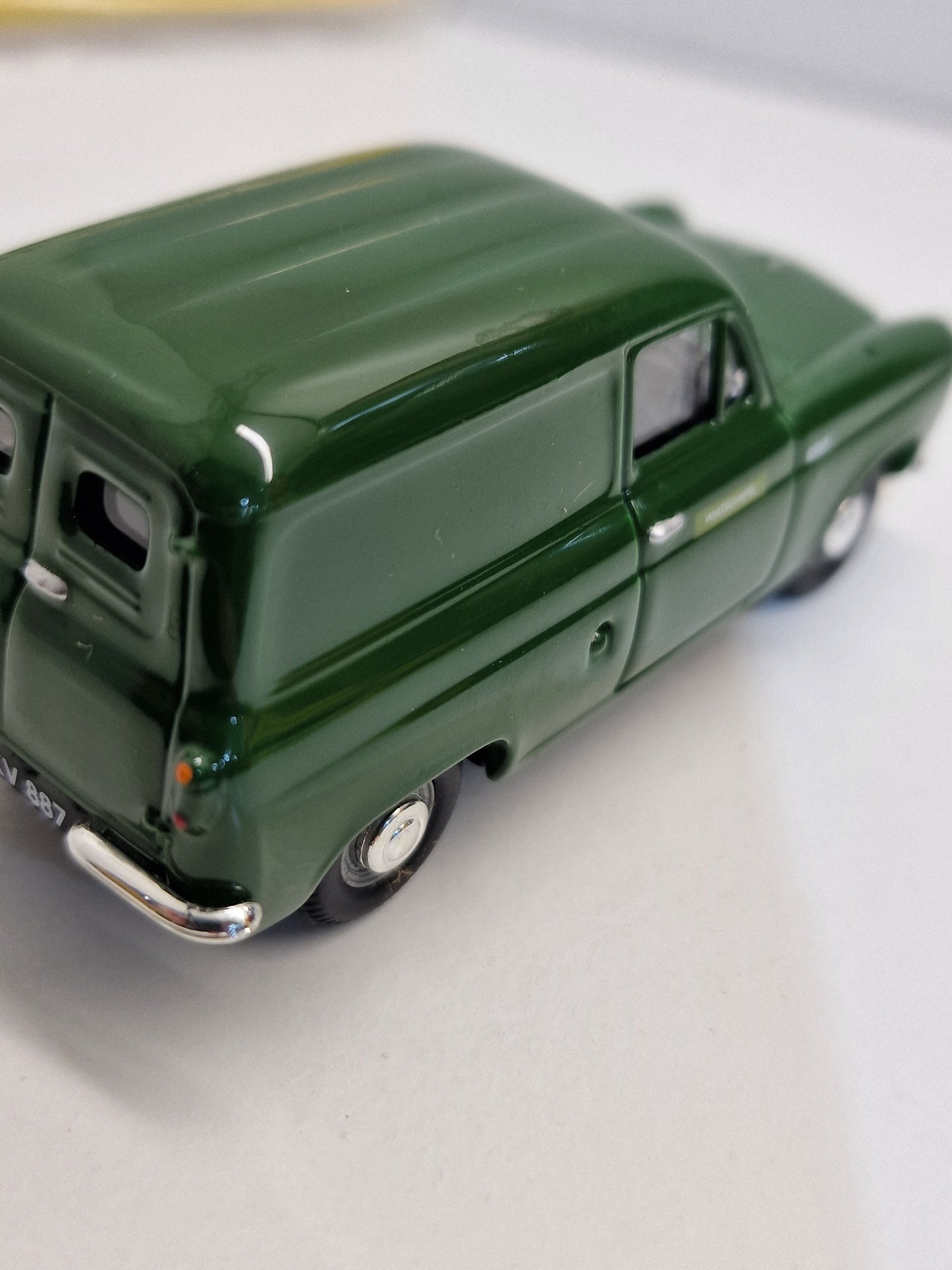 Diecast Vanguards Ford 300E Thames Van 1/43 Lledo