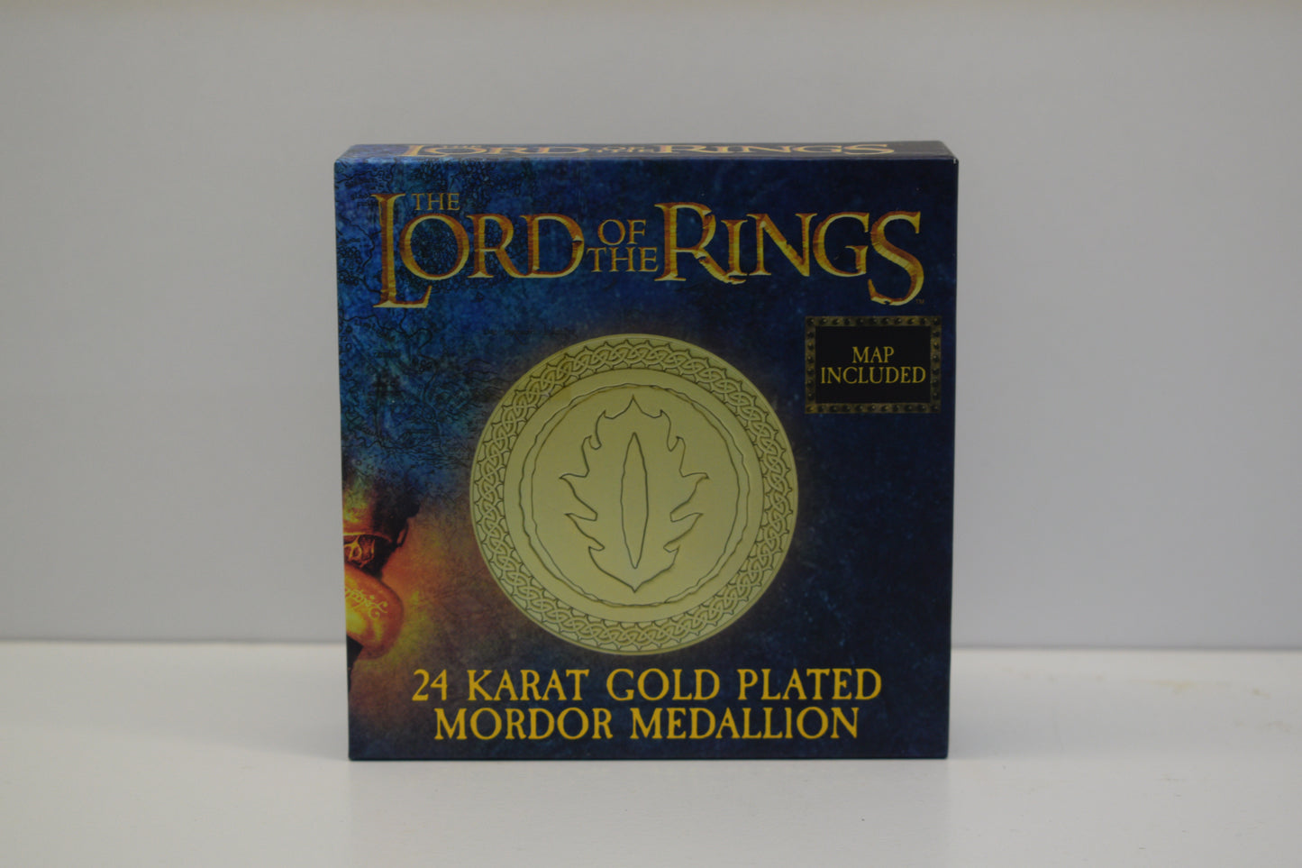 STAUB! Herr der Ringe 24 Karat vergoldete Mordor Medaillon-Karte enthalten