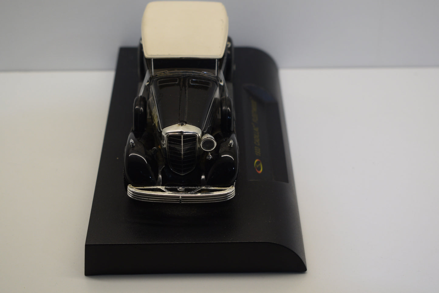 Anson 1933 Cadillac Fleetwood Black and white roof 1/32