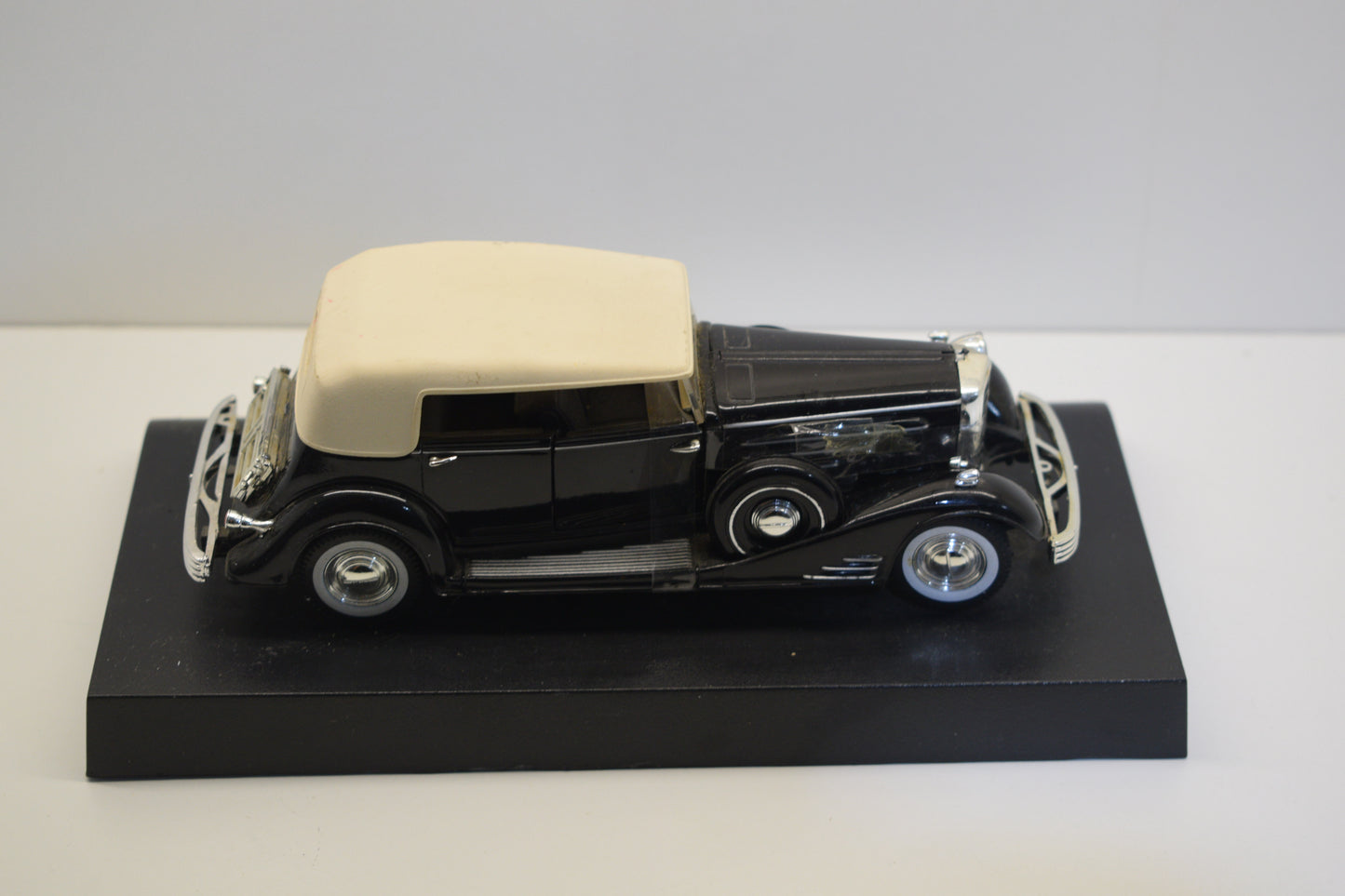 Anson 1933 Cadillac Fleetwood Black and white roof 1/32