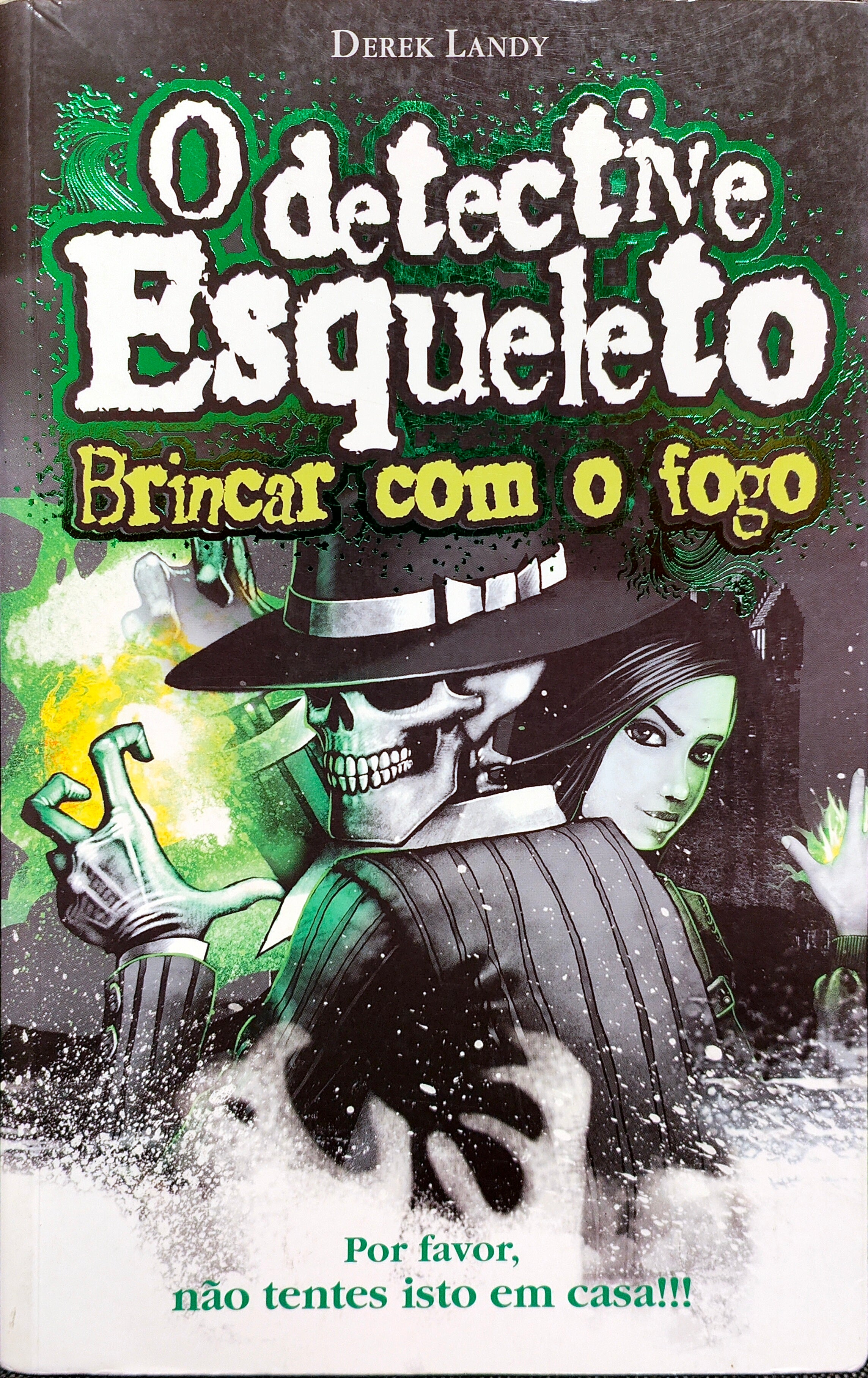 LIVRO O Detetive Esqueleto - Brincar com o fogo de Derek Landy - USADO