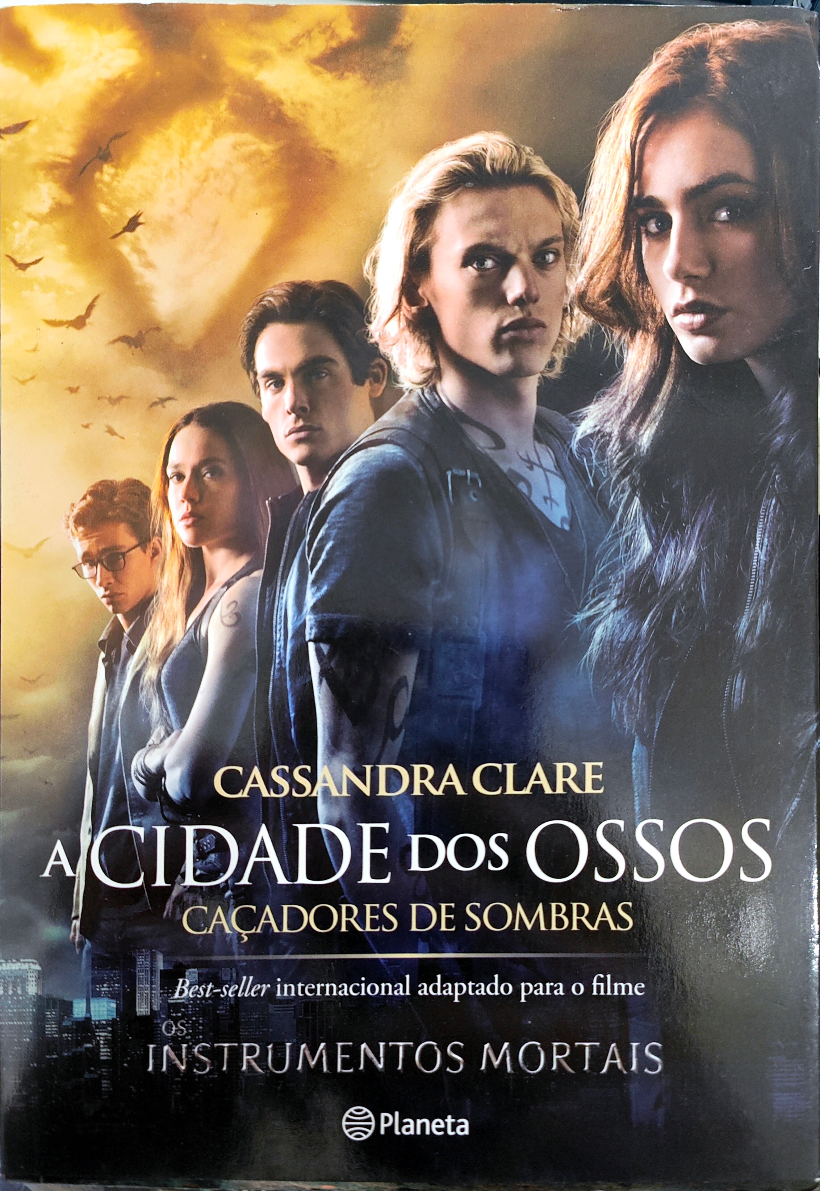 LIVRO - A Cidade dos Ossos Caçadores de Sombras 1 de Cassandra Clare - USADO