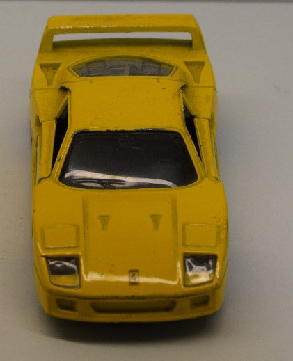 Ferrari F40 Yellow 1/39 Maisto - usado
