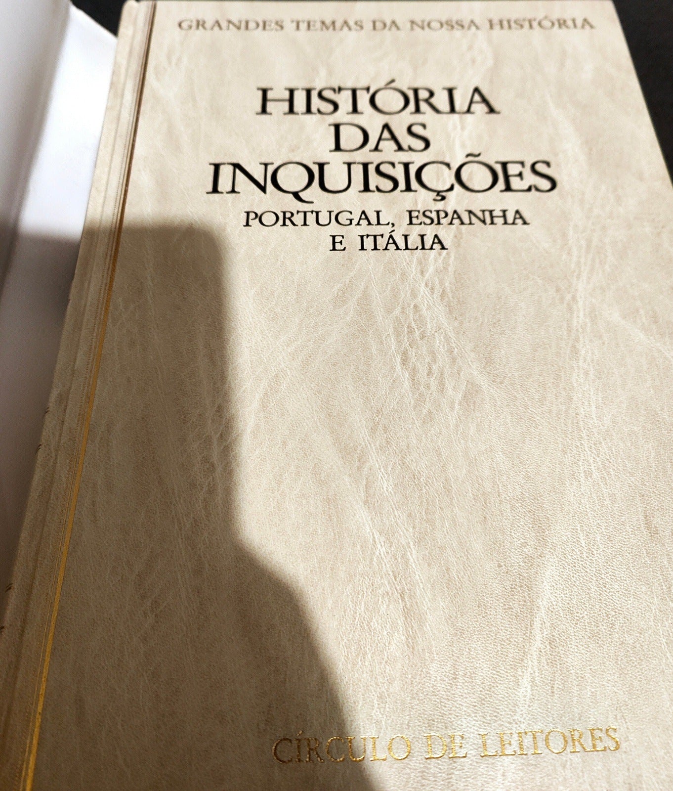 LIVRO História das Inquisições : Portugal, Espanha e Itália / Francisco Bethencourt; cartogr. Fernando Pardal Capa Dura - USADO