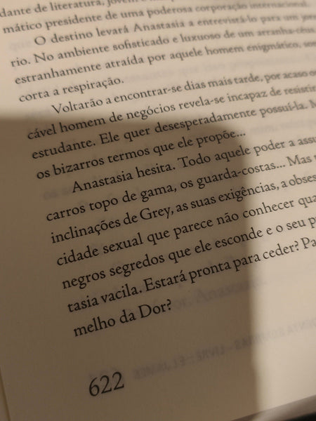 LIVRO As Cinquenta Sombras Livre de E L James - USADO