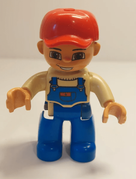 LEGO DUPLO FIGURE BOY RED HAT BEIJE SHIRT WITH BLUE OVERALLS - USADO